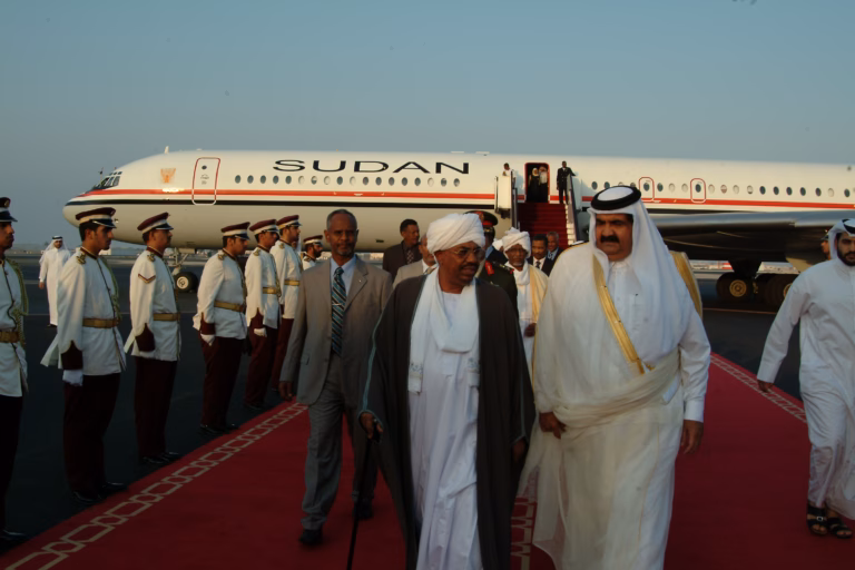 سمو الأمير الشيخ حمد بن خليفة آل ثاني يستقبل الرئيس السوداني عمر حسن البشير في الدوحة