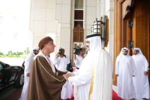 سمو الأمير الشيخ حمد بن خليفة آل ثاني يستقبل نائب رئيس مجلس الوزراء العماني في الدوحة