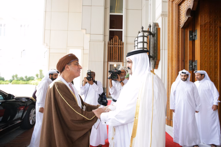 سمو الأمير الشيخ حمد بن خليفة آل ثاني يستقبل نائب رئيس مجلس الوزراء العماني في الدوحة