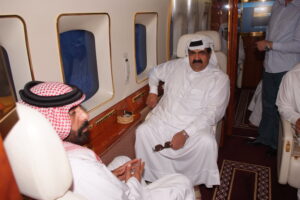 سمو الأمير الشيخ حمد بن خليفة آل ثاني في جولة بالطائرة المروحية برفقة الشيخ حمد بن جاسم بن جبر آل ثاني