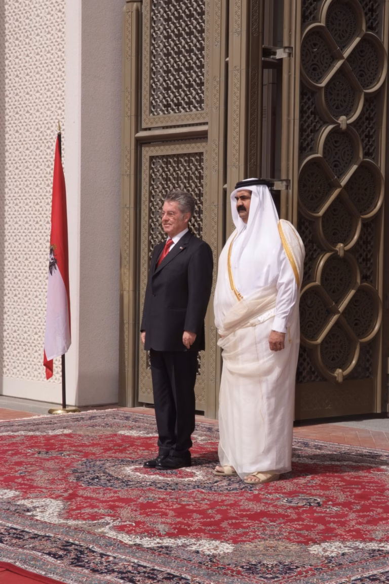 سمو الأمير الشيخ حمد بن خليفة آل ثاني يستقبل رئيس جمهورية النمسا هاينز فيشر في الدوحة