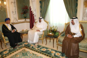 سمو الأمير الشيخ حمد بن خليفة آل ثاني يلتقي نائب رئيس الوزراء العماني فهد بن محمود آل سعيد في الرياض