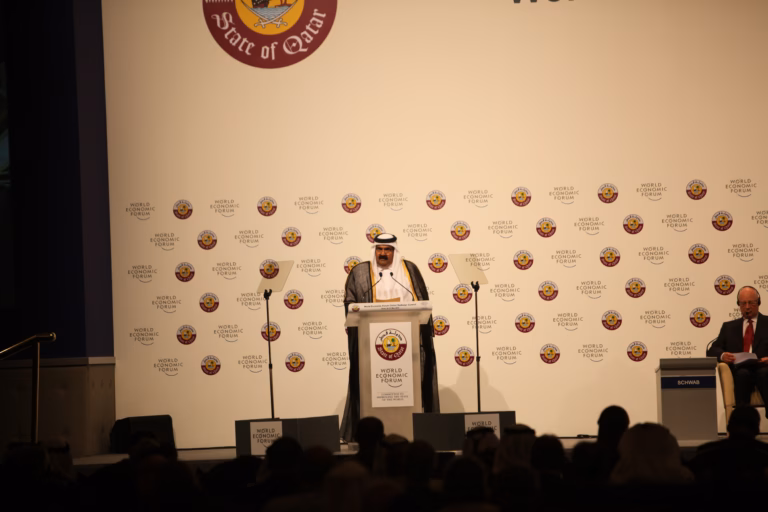 سمو الأمير الشيخ حمد بن خليفة آل ثاني يفتتح قمة المنتدى الاقتصادي العالمي لإعادة التصميم الشامل في الدوحة