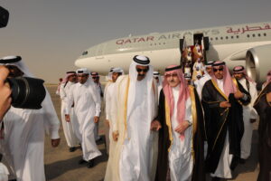 سمو الأمير الشيخ حمد بن خليفة آل ثاني يشارك في تشييع جثمان ولي عهد المملكة العربية السعودية في الرياض
