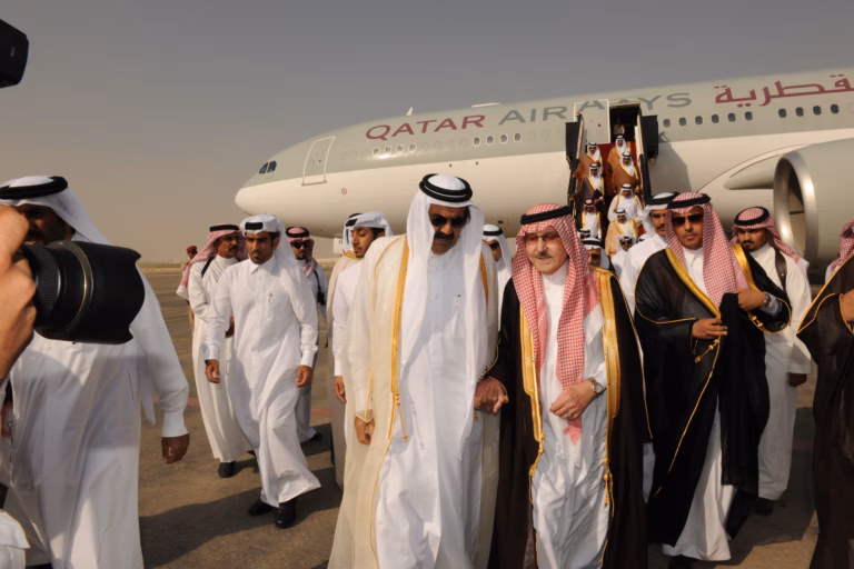 سمو الأمير الشيخ حمد بن خليفة آل ثاني يشارك في تشييع جثمان ولي عهد المملكة العربية السعودية في الرياض