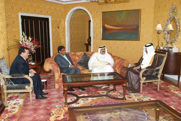 سمو الأمير الشيخ حمد بن خليفة آل ثاني يلتقي رئيس جهاز المخابرات الليبي عبدالله السنوسي في الدوحة