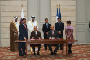 سمو الأمير الشيخ حمد بن خليفة آل ثاني يشهد توقيع مذكرة تفاهم لشراء ثمانين طائرة من طراز إيرباص في فرنسا