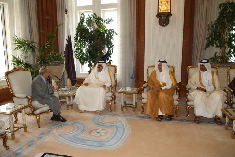 سمو الأمير الشيخ حمد بن خليفة آل ثاني يتسلم رسالة شفوية من الرئيس اليمني في الدوحة