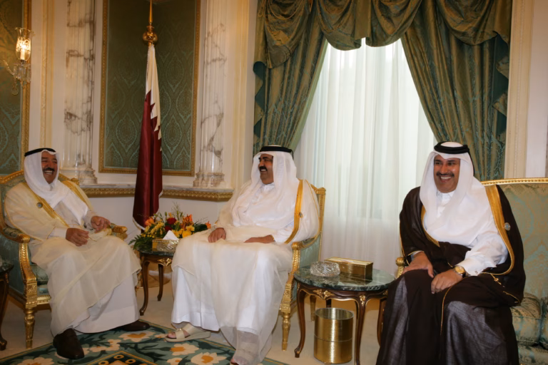 سمو الأمير الشيخ حمد بن خليفة آل ثاني يلتقي أمير دولة الكويت على هامش قمة أوبك الثالثة في الرياض