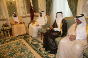 سمو الأمير الشيخ حمد بن خليفة آل ثاني يلتقي رئيس دولة الإمارات العربية المتحدة على هامش قمة أوبك الثالثة في الرياض