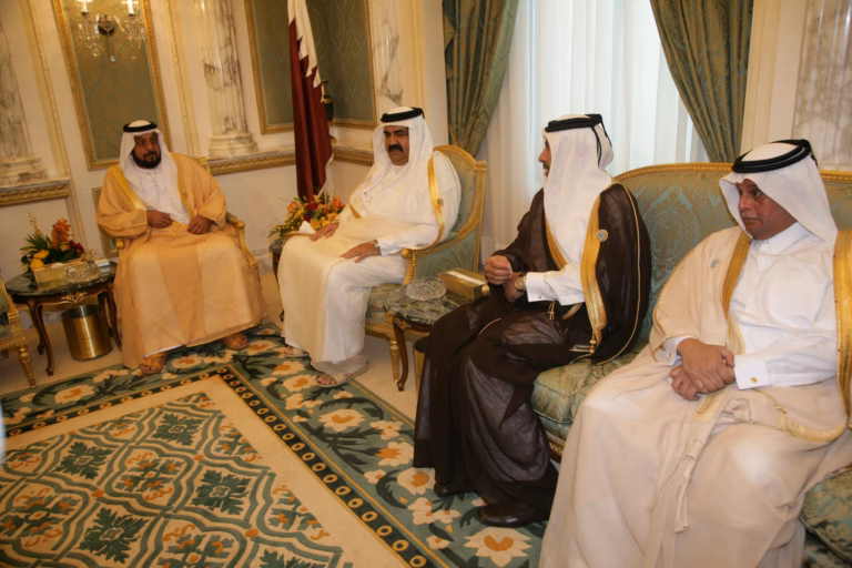 سمو الأمير الشيخ حمد بن خليفة آل ثاني يلتقي رئيس دولة الإمارات العربية المتحدة على هامش قمة أوبك الثالثة في الرياض